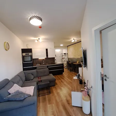 Апартаменты Stunning New With Free Parking Near City Centre