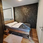 Stunning New With Free Parking Near City Centre شقة *