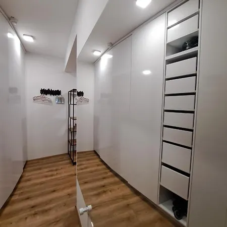 דירה Stunning New With Free Parking Near City Centre *